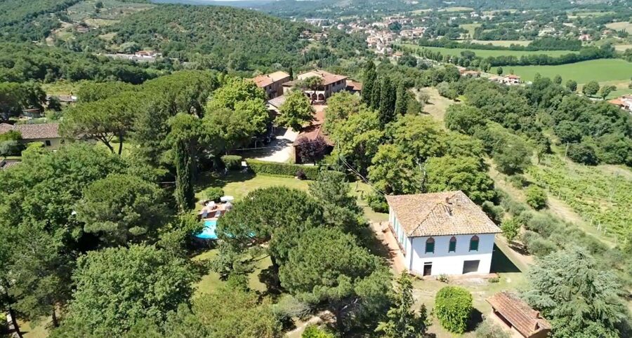 For sale farm with vineyards and farmhouse in Italy!