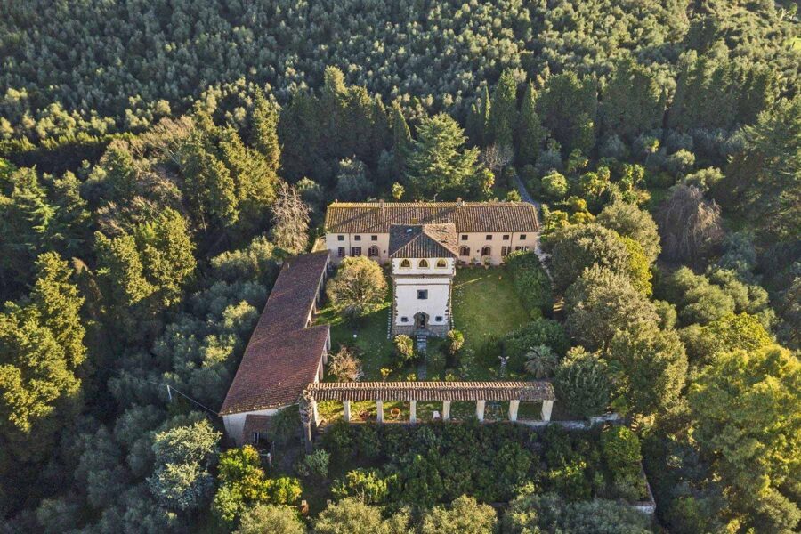 For sale prestigious property with villa in Italy!